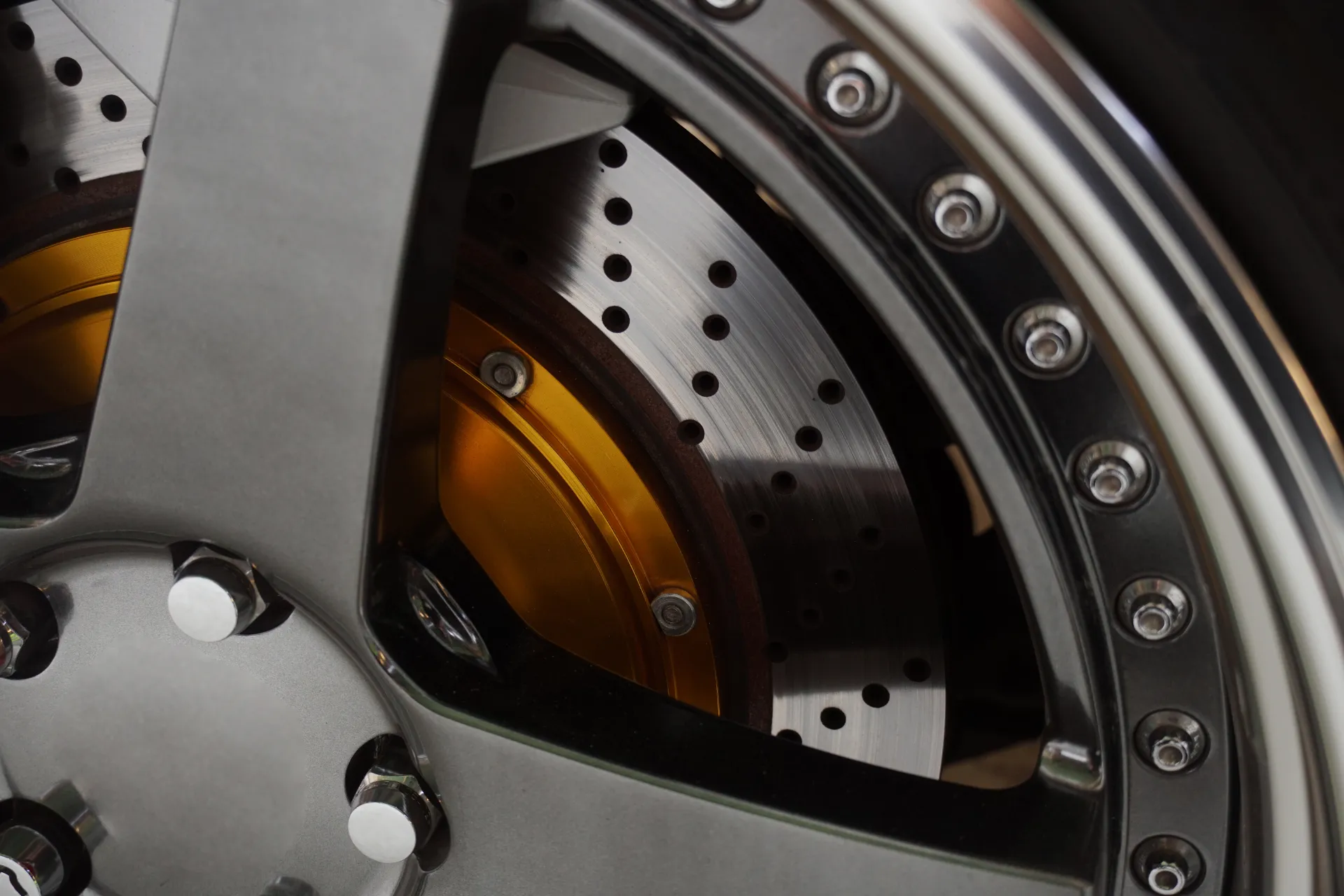 dischi carbo-ceramici. Componenti auto.