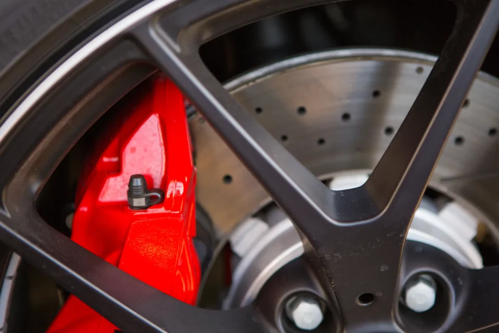 Frenare con efficacia: ceramica e dischi carbo-ceramici per auto 5 dischi carbo-ceramici. Componenti auto.