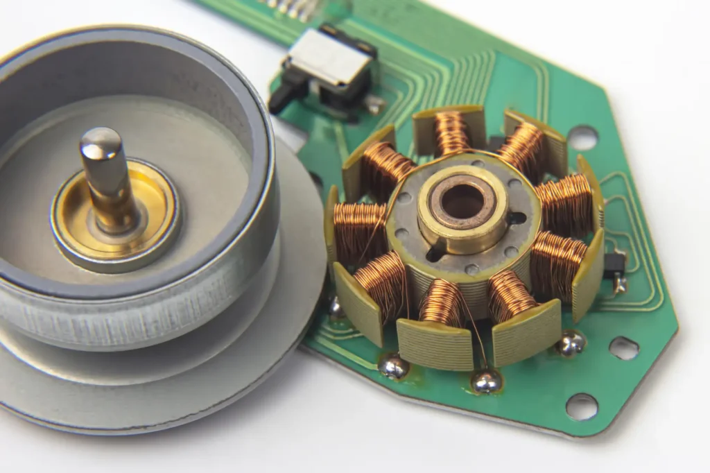 freni rigenerativi. Motore sincrono. Componenti auto.