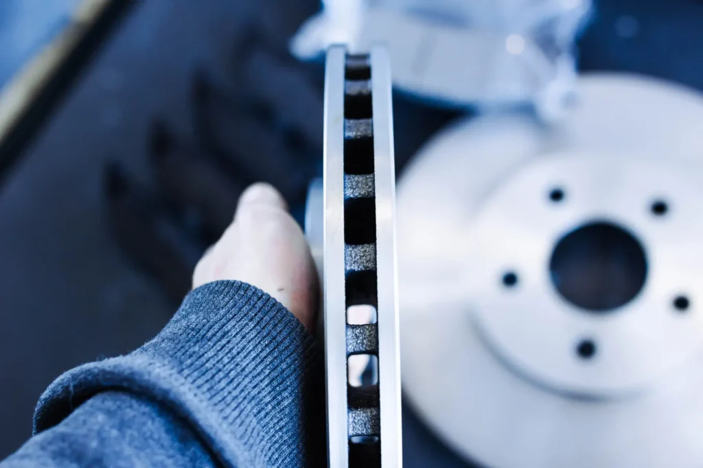 Procedura di prova per frenare i veicoli: omologazione pastiglie freno 3 Frenare i veicoli. Test dischi freno. Componenti auto.