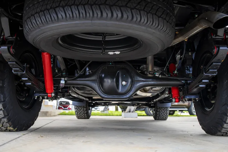 Tipo di sospensione: ponte rigido, ponte torcente, ruote interconnesse e sospensione indipendente 2 Sospensione a ponte rigido. Componenti auto.