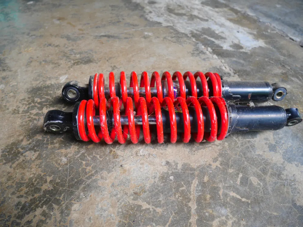 Ammortizzatori auto: ammortizzatori idraulici o ammortizzatori a gas? Guida alla scelta 4 ammortizzatori-auto-coppia. Componenti auto.