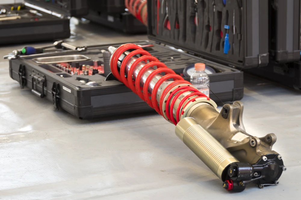 Ammortizzatori auto: ammortizzatori idraulici o ammortizzatori a gas? Guida alla scelta 3 assorbitori-auto-a-gas-auto. Componenti auto.
